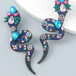 💙 Betsey Johnson colorful slithering snake earrings 💙